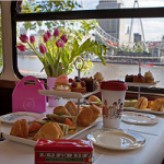 Tea time en bus vintage, l'incroyable tour de Londres lancé par BB Bakery
