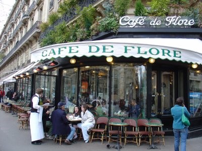 Les français prennent un café en terrasse à toute heure.