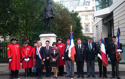 Les sénateurs Olivier Cadic et Joëlle Garriaud-Maylam avec Brigitte Williams et les représentants des armées française et britannique