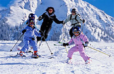 Skiing family